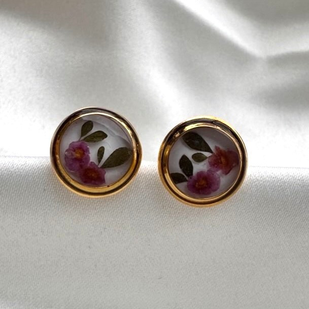 Lush Dot earrings showcasing real pressed flowers in a round golden resin setting.